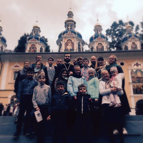 Юные прихожане храма иконы Божией Матери "Живоносный Источник" посетили Псково-Печерский монастырь